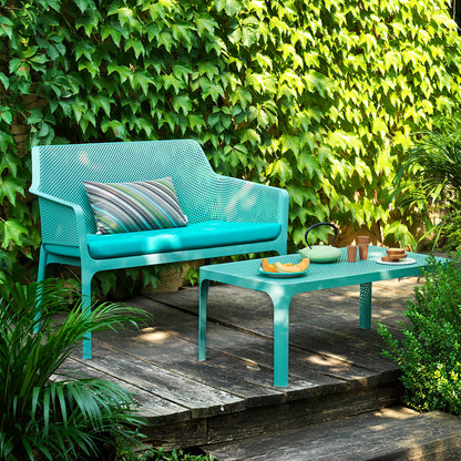 Love eating outdoors? Grab a coffee with friends and relax with our Net table & bench set