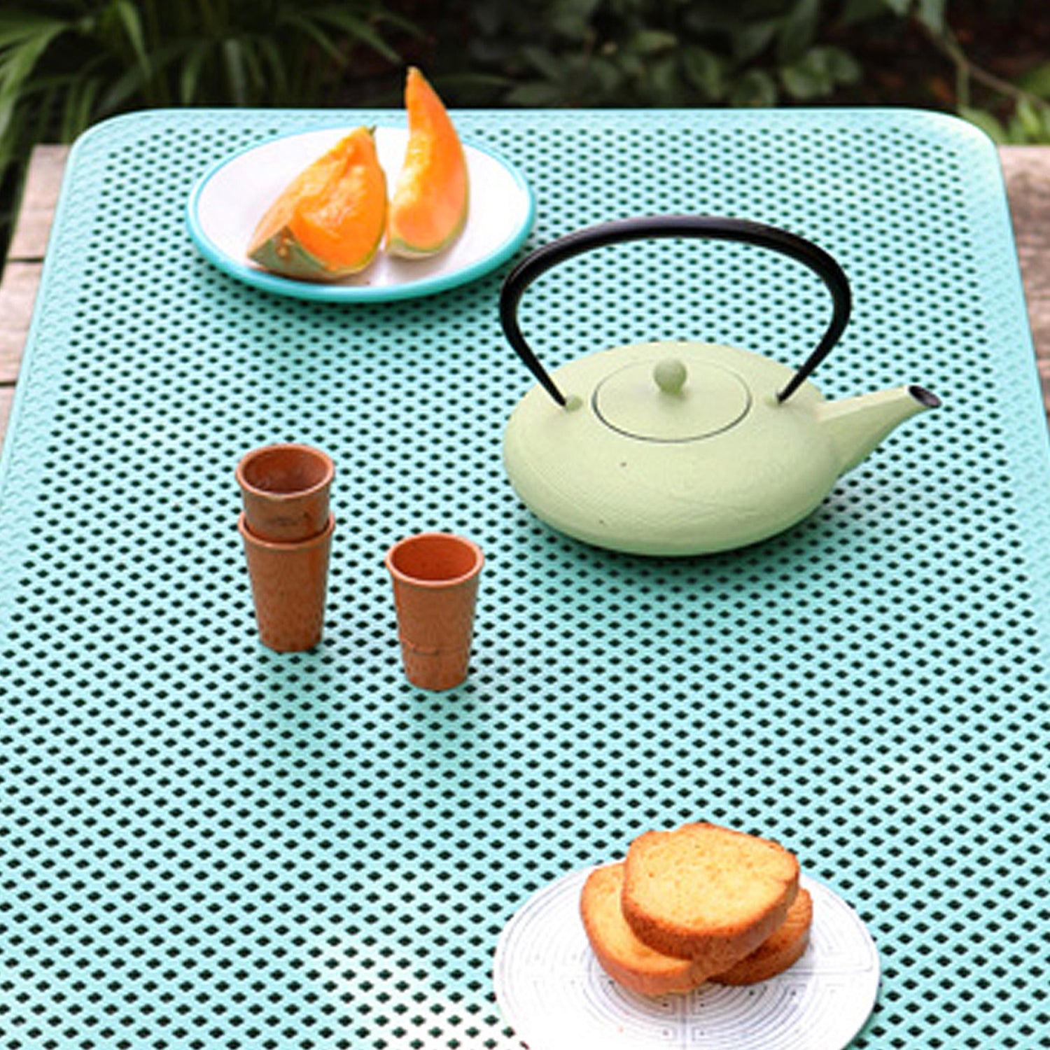 A Net Table that’s ready to host everything from morning coffees to sunset dinners in style.